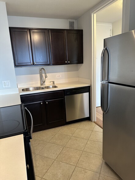 Building Photo - 1350 N Dearborn St