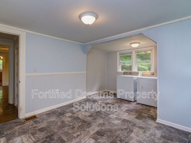 Building Photo - 7507 Greenlawn Dr
