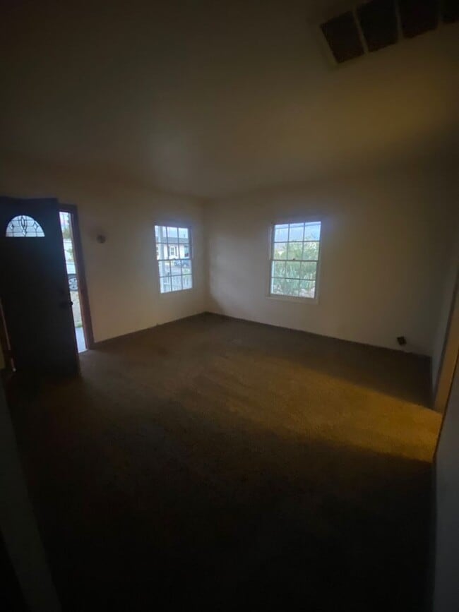 Building Photo - Henderson - 2 Bedroom - Water Street Location!