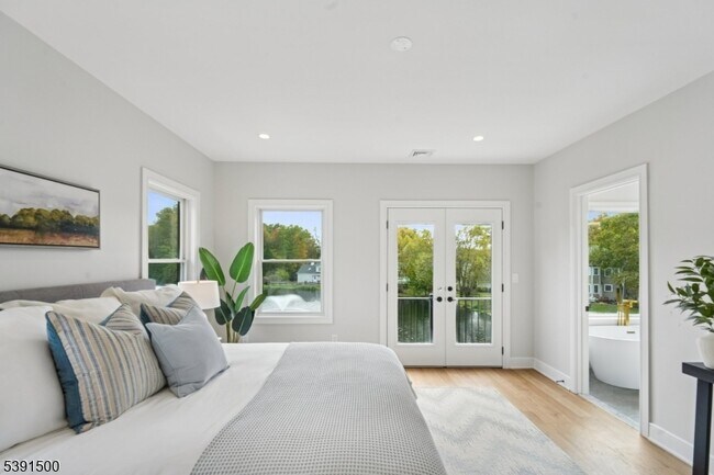 Building Photo - 15 Lake Rd