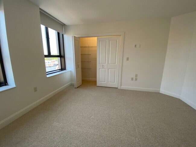 Building Photo - 875 Elm St