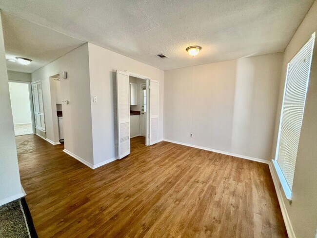 Building Photo - 800 Irwin Dr