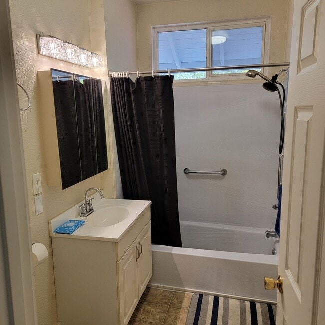 Building Photo - Charming 2-Bedroom House Near Downtown Oak Harbor