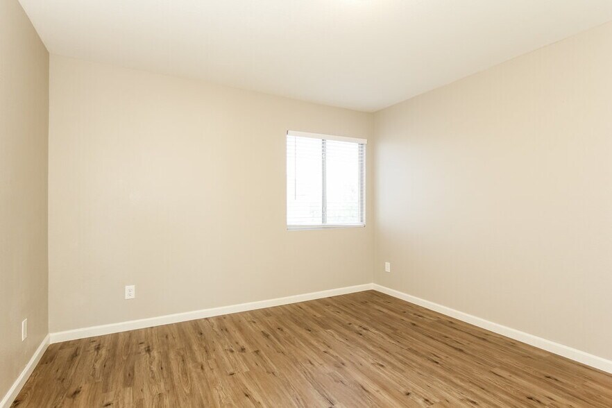 Building Photo - 7631 W Cinnabar Ave