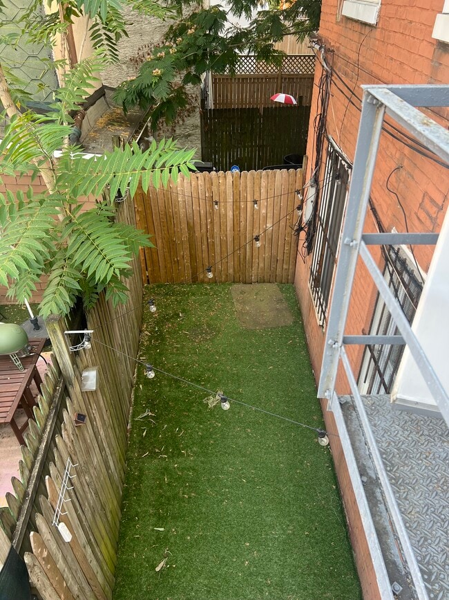 Building Photo - 424 E Girard Ave