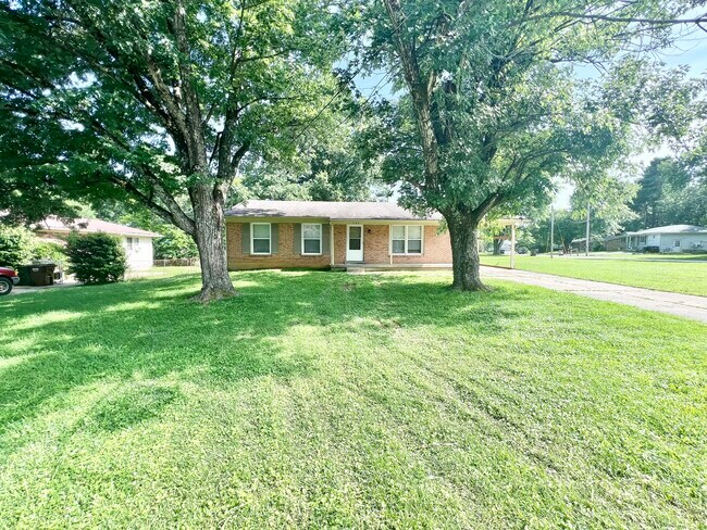 Building Photo - 305 Hillcrest Dr