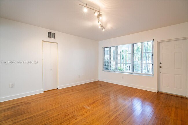 Building Photo - 2425 Flamingo Pl