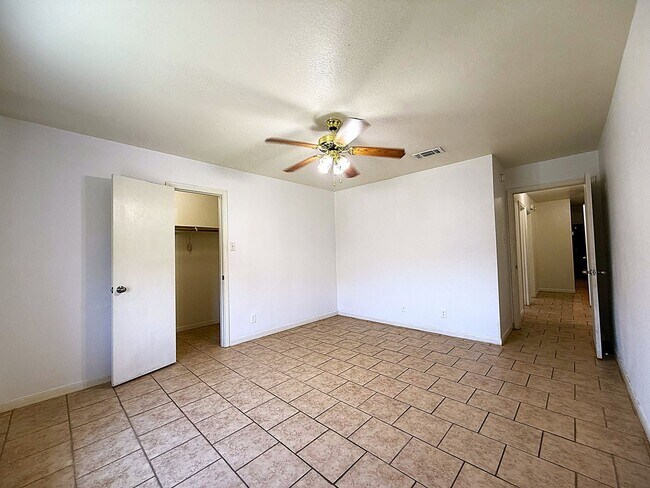 Building Photo - 1304 Cinch Dr