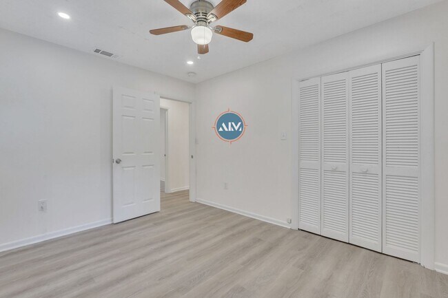 Building Photo - Rare opportunity minutes away from Savanna...