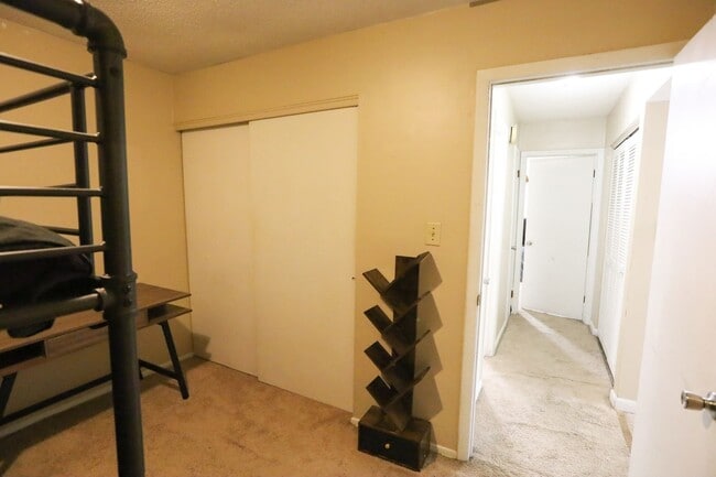 Building Photo - Townhome Beauty!