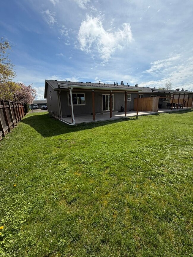 Building Photo - 370 11th St