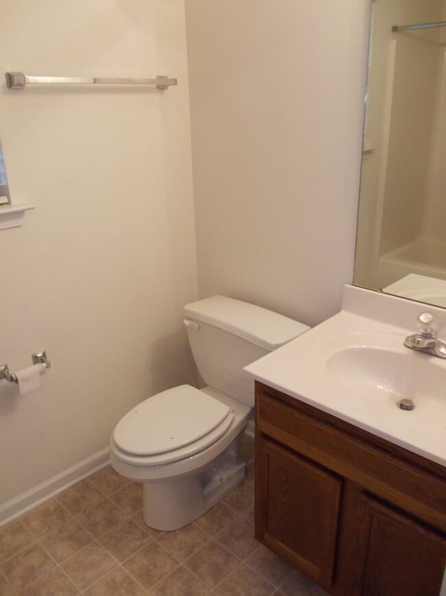 Building Photo - Great 2 story home with fenced back yard i...