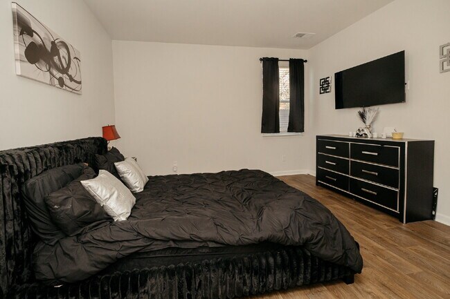 Building Photo - "One Level, Charming 3 bedroom 2 Bath in Goose Creek – 1256 Sq Ft of Comfort!"