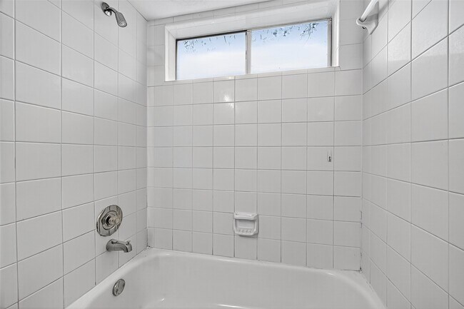 Building Photo - 17162 Summer Hollow Dr