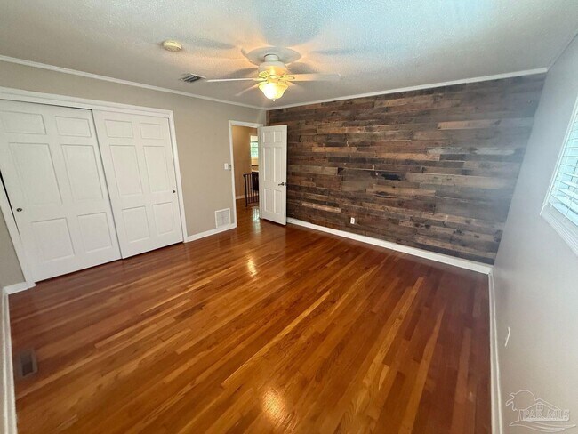 Building Photo - 905 Poinciana Dr