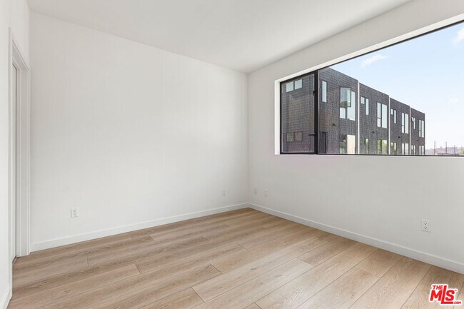 Building Photo - 3419 1/2 Fletcher Dr