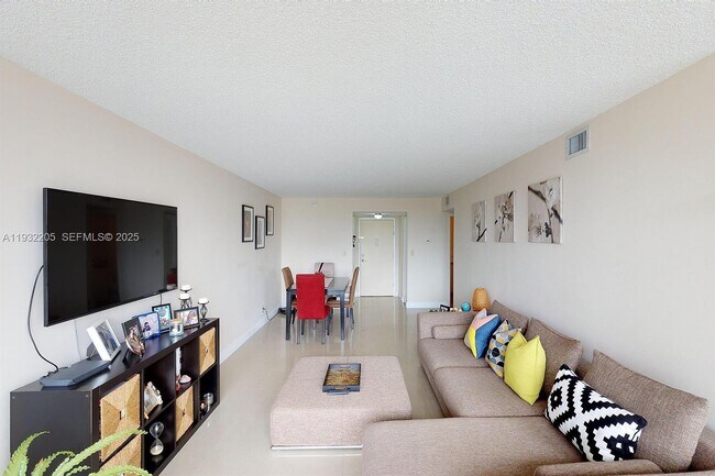 Building Photo - 1000 Parkview Dr