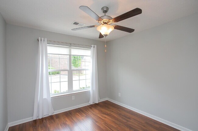 Building Photo - Single-level 2-bed, 2-bath townhome in 55+ community with pool, clubhouse, fitness center and gro...