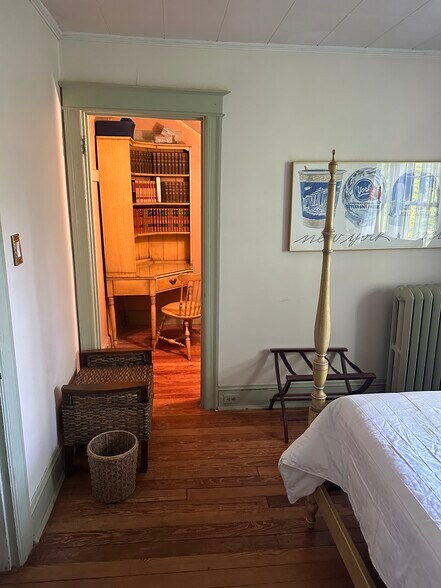 Room 2 - 1926 Kearny St NE