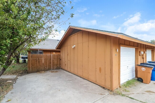Building Photo - 323 W William Cannon Dr