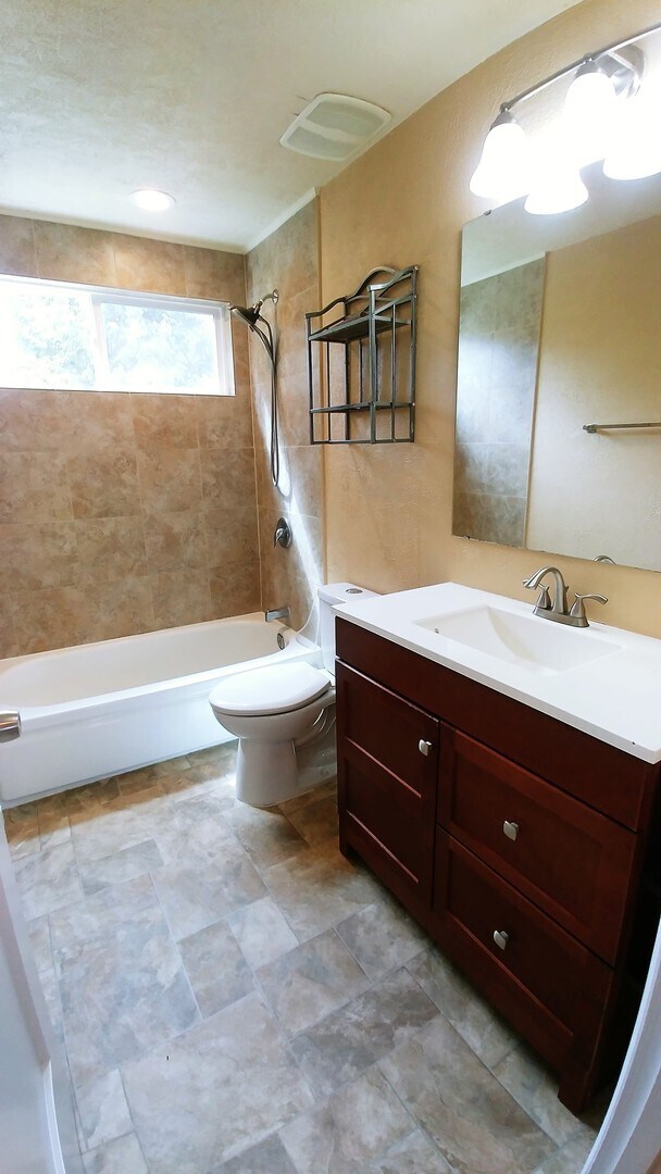 Building Photo - Three Bedroom Rambler in the North End!