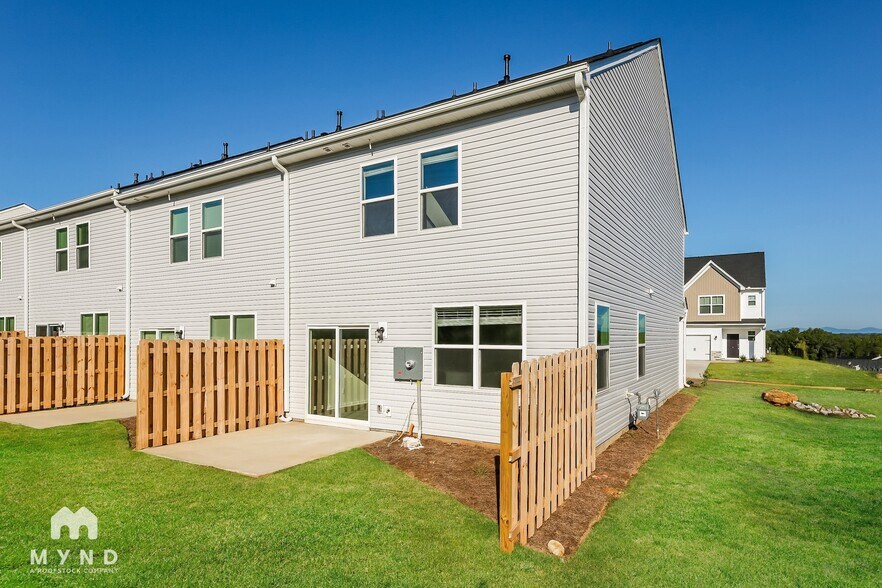 Building Photo - 10 Apricot Ln