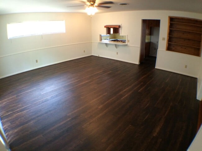 Building Photo - Charismatic 3 Bed 2 Bath Home!