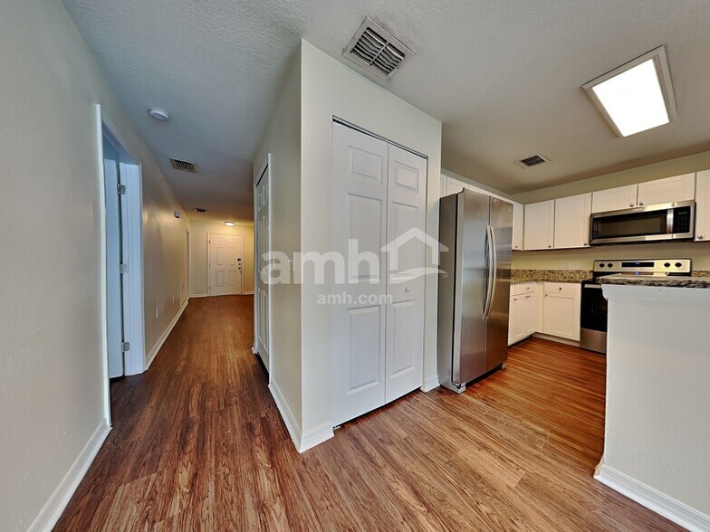 Building Photo - 10225 Summerview Cir