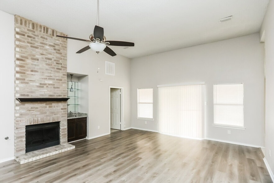 Building Photo - 2221 Collier Ct