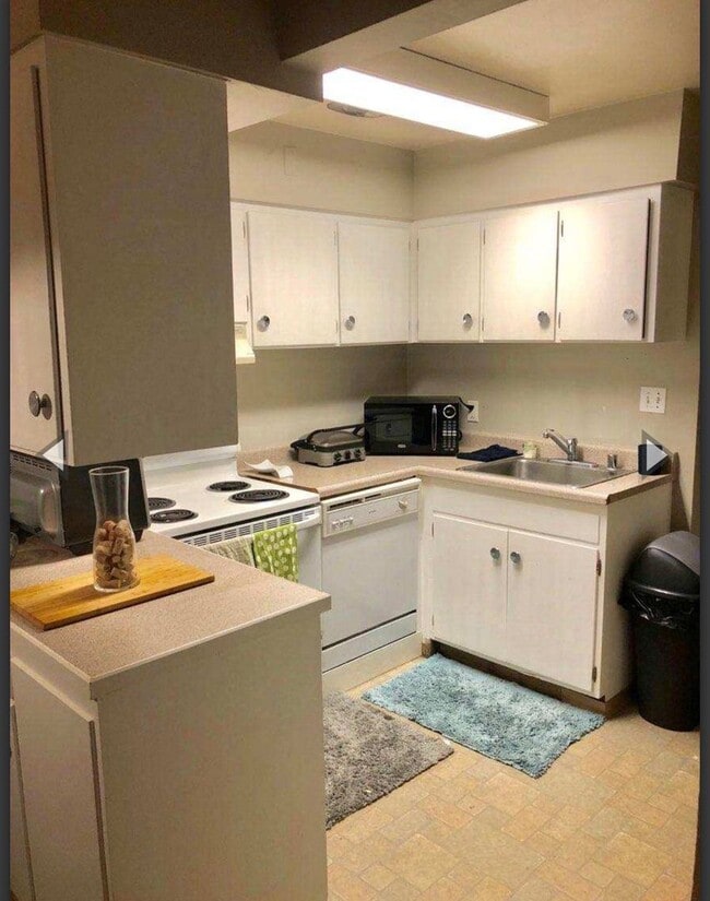 Building Photo - 1 Bedroom Unit, fantastic Location