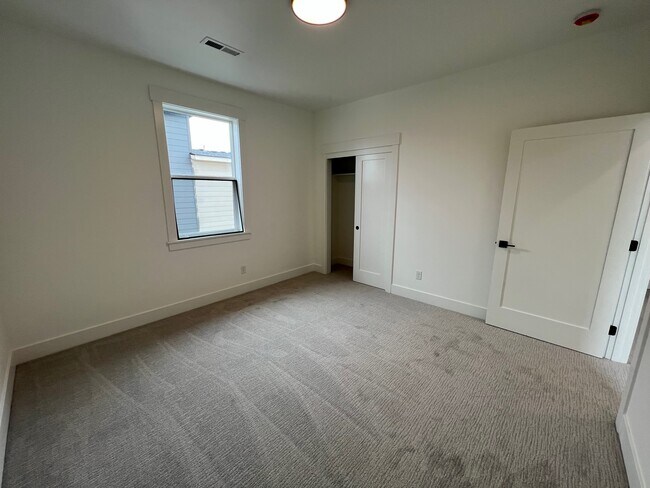 Building Photo - 206 Bogey Ln