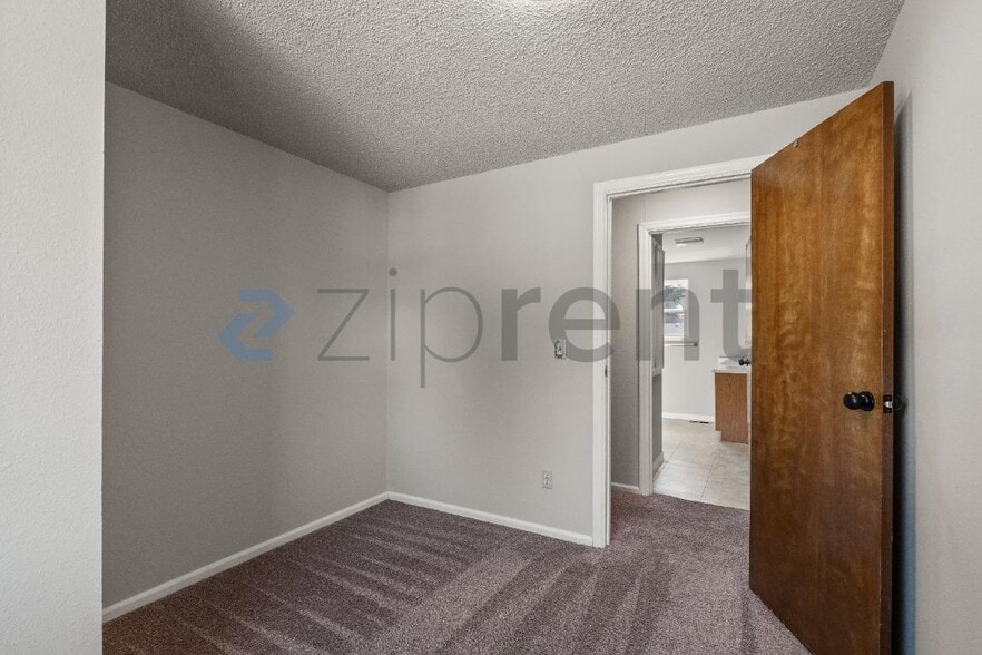Building Photo - Unit