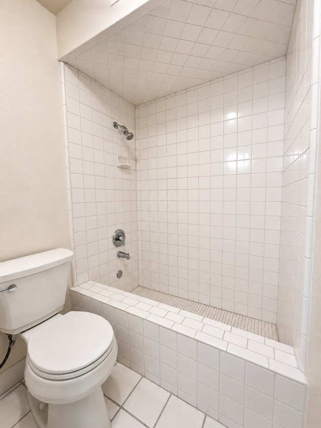 Building Photo - Beautiful Condo For Rent