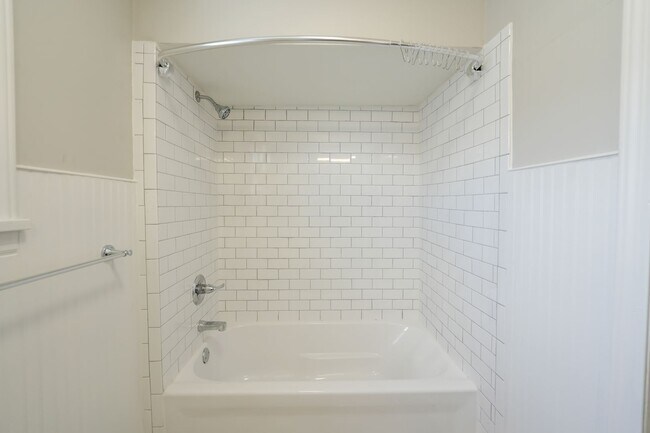 Building Photo - Check out this gem in Schnitzelburg!!