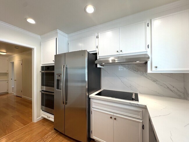 Building Photo - Charming Updated 2-Bedroom Home in Prime L...