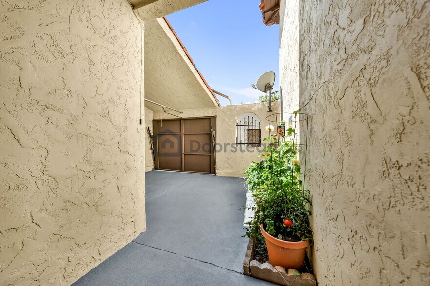 Building Photo - 5104 Westmont Ave
