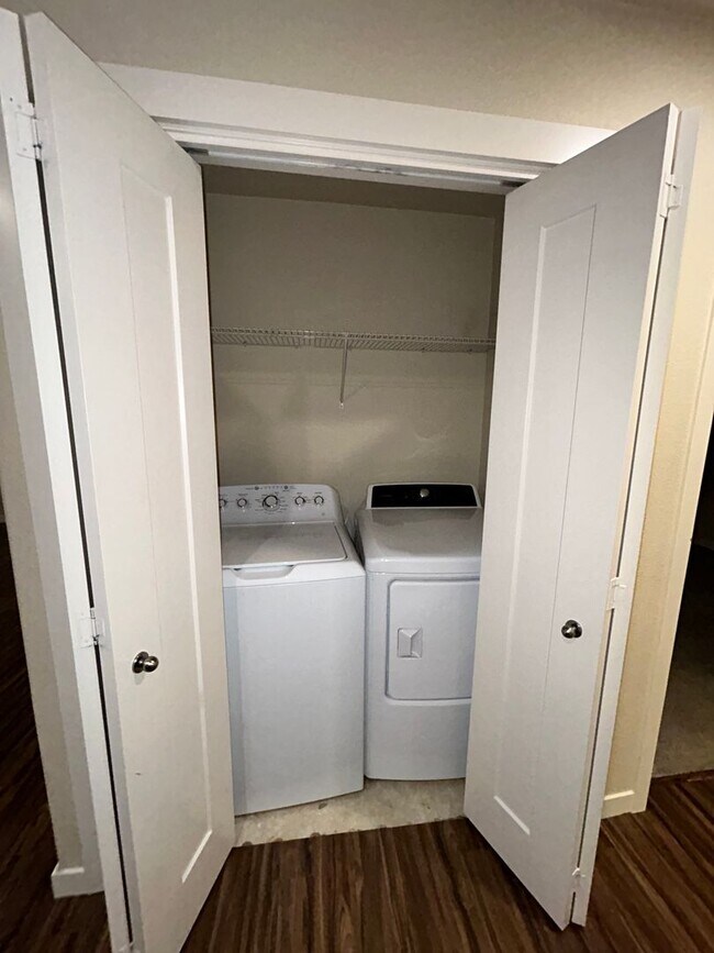 Building Photo - Great 1 BR Condo off of Scholls and Roy Ro...