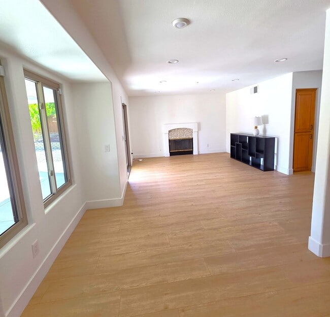 Building Photo - Gorgeous Entertainers Dream Home