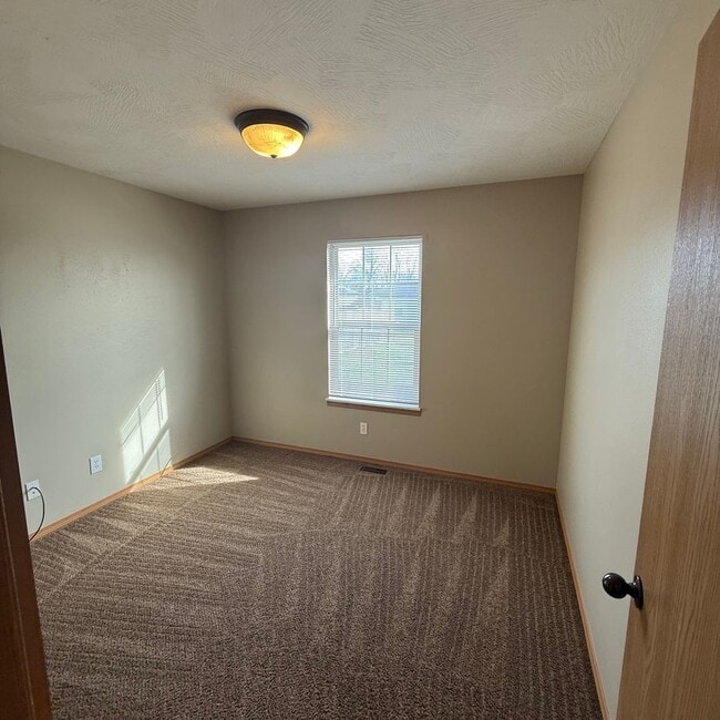 Building Photo - 3 bedroom 2 bathroom  Home in Clever MO