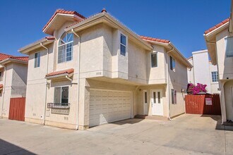 Building Photo - Fully Renovated 4 Bed/3.5Bath Home with Garage + Private Yard