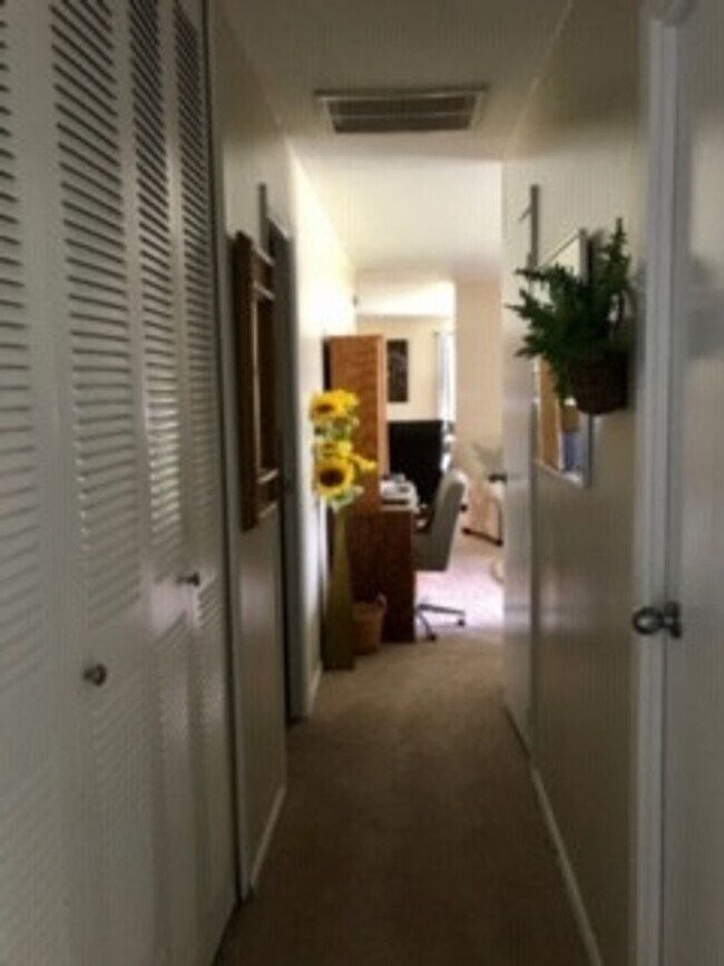 Building Photo - 3 Bedroom Ranch Home Avail August 2026;  M...