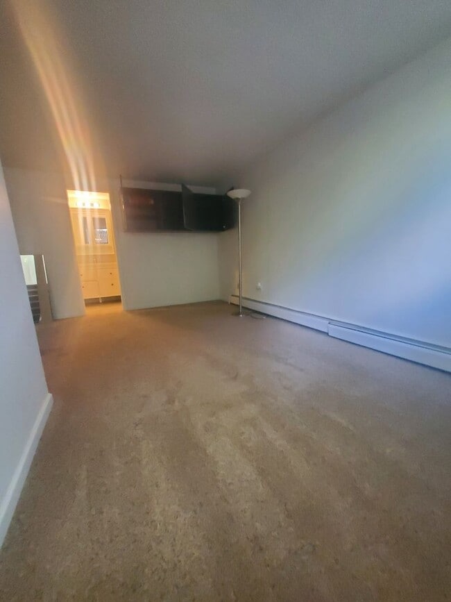 Building Photo - Large and Spacious One Bedroom Available i...