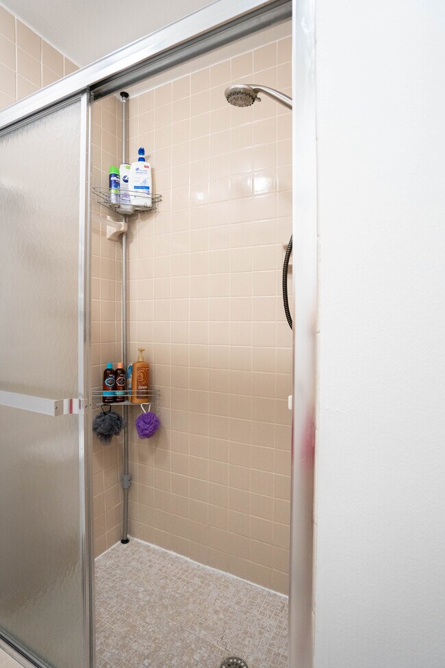 En-suite Bathroom - 2281 SW 15th St