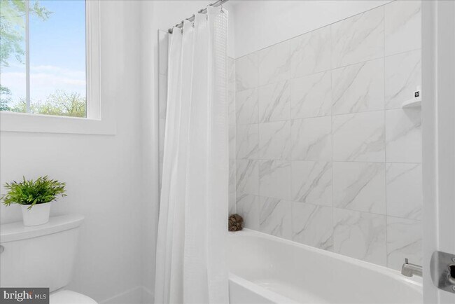 Building Photo - 807 Radcliff Ave