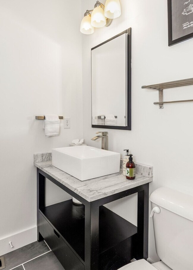 Building Photo - 1408 Pleasant St