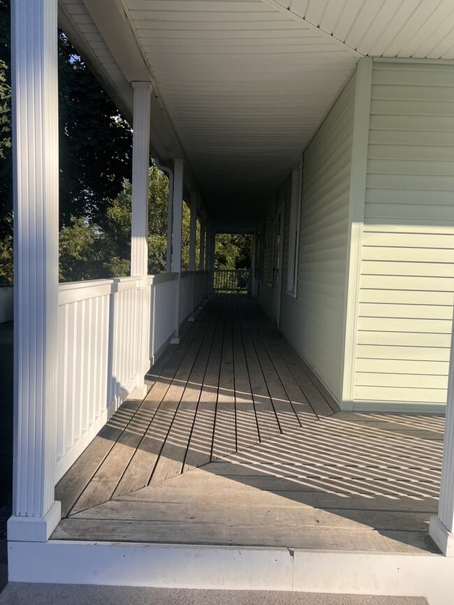 Building Photo - Remodeled 2 bed, 1 bath with laundry