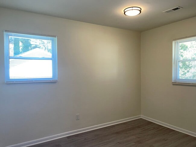 Building Photo - Remodeled 4 Bed/2 Bath Ranch Home!