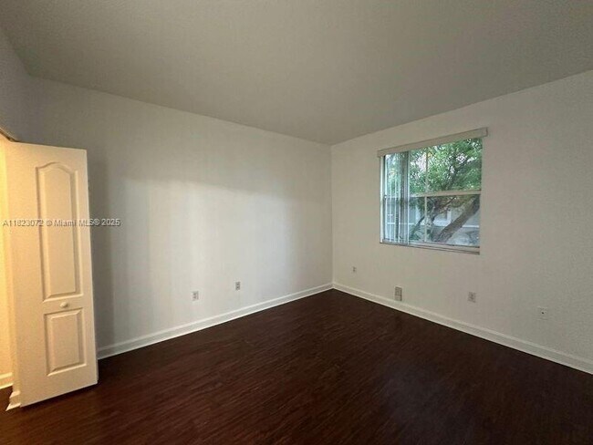 Building Photo - 1661 SE 29th Ct