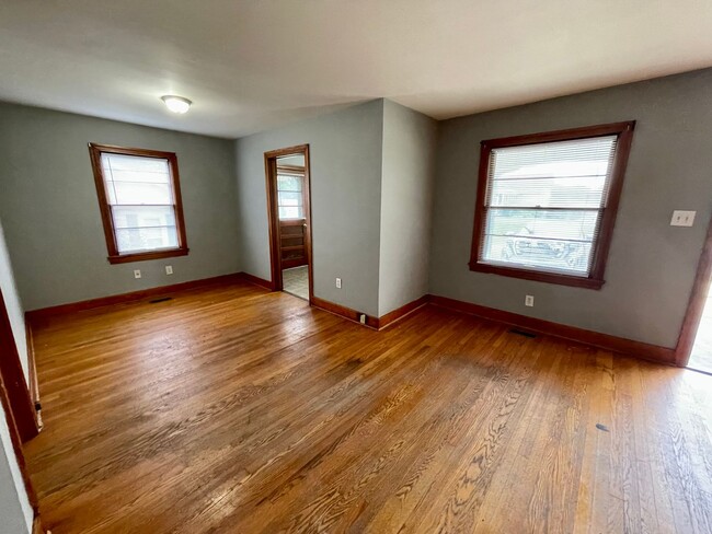 Building Photo - FREE MONTH'S RENT! Duplex Downtown Athens!...