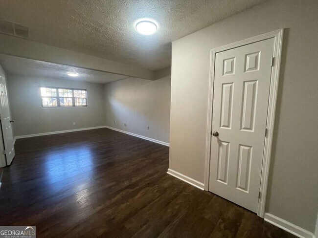 Building Photo - 3015 Cascade Manor Dr